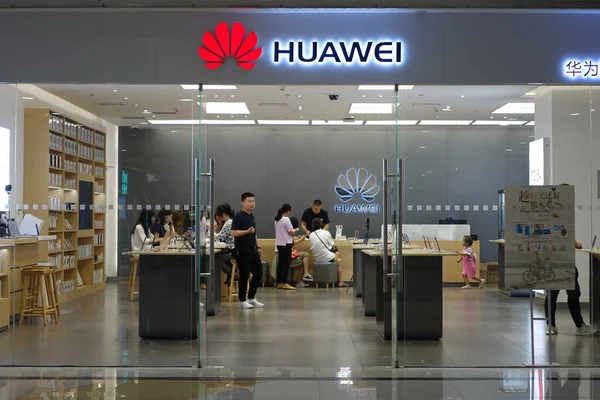 Customers Shop Huawei Store City Shopping Mall June 2019 Beijing — Stock Photo, Image