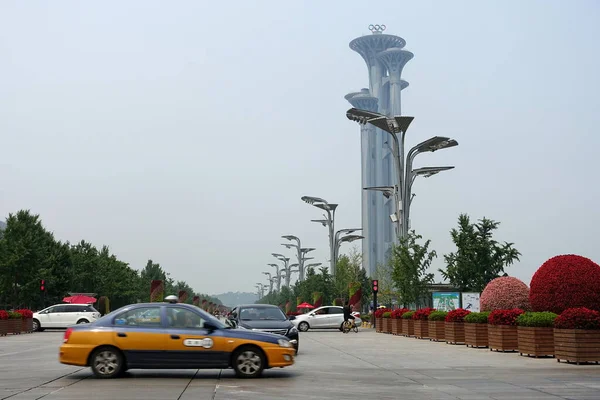 Pekin Olimpiyat Kulesi, 19 Haziran 2019 tarihinde Pekin, Çin 'de şehir merkezindeki bir caddede görülmektedir. Kule popüler bir turistik merkezdir..