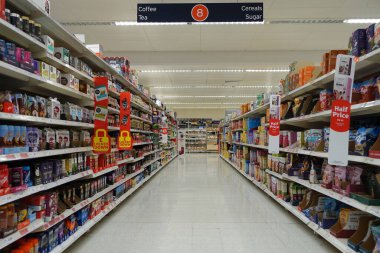 4 Nisan 2019 'da Londra, İngiltere' de Tesco süpermarketinin içinde. İngiliz Tesco, Amerika 'daki Walmart ve Fransız Carrefour' tan sonra dünyanın en büyük üçüncü süpermarket perakendecisi oldu..