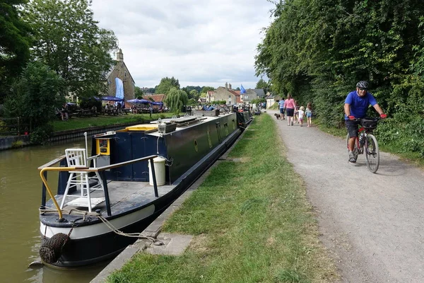 Radfahrer Spaziergänger Und Bootsfahrer Passieren Juli 2019 Bradford Avon Großbritannien — Stockfoto