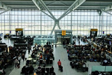 27 Temmuz 2019 'da Heathrow Havaalanı' ndaki hava yolcuları Londra, İngiltere 'de. Büyük Britanya 'nın ana uluslararası havacılık merkezi yolcu trafiğinin Avrupa' daki en yoğun havaalanıdır..