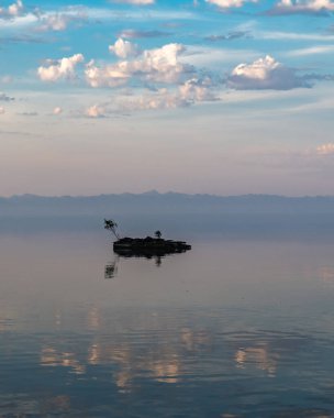 Baykal Gölü üzerinde ağacı olan küçük bir ada.
