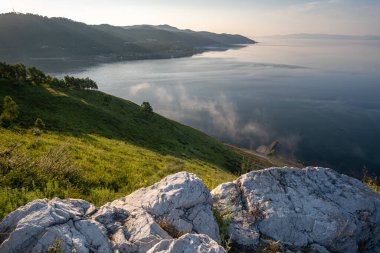 Dağdan Angara Nehri 'nin kaynağına bak