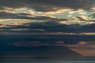 Baykal Gölü 'nde şafak vakti Baykal bayırı manzaralı.