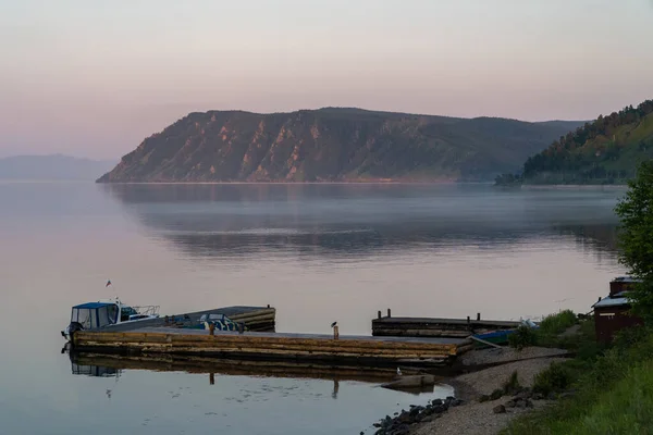 Barco Está Amarrado Cais Lago Baikal — Fotografia de Stock