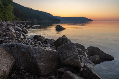 Baykal Gölü kıyısında şafak öncesi zamanlarda