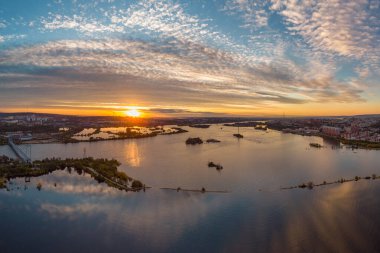 Irkutsk 'ta Angara nehrinin üzerinde yaz günbatımı