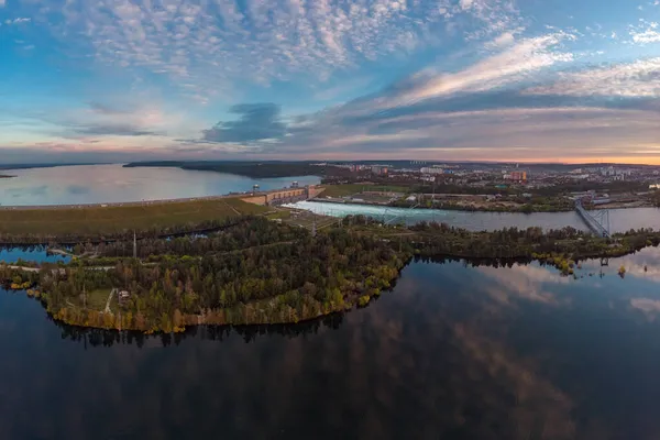 Vista Aérea Presa Central Hidroeléctrica Del Embalse Irkutsk Sobre Río —  Fotos de Stock