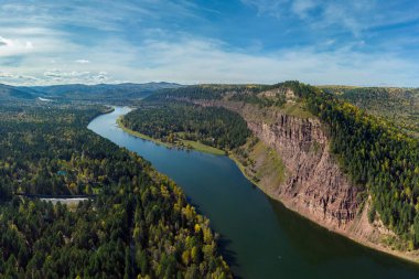 Irkut Nehri kıyısındaki kayalık bir uçurumun havadan görünüşü