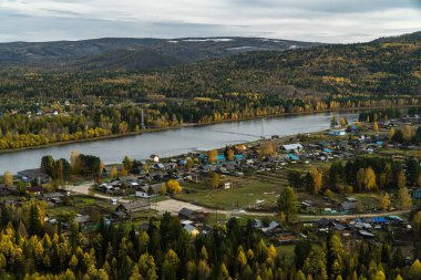 Dağdan, Şamanka köyündeki Irkut köprüsüne bak.