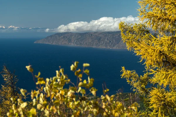 从山顶到贝加尔湖的秋天景色 — 图库照片