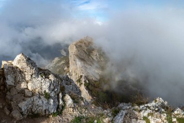 Kırım 'ın güney kıyısında sisin içinde İlyas-kaya Dağı.