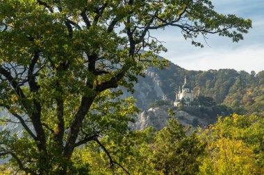 İsa 'nın Dirilişi Kilisesi sonbahar ormanları arasında
