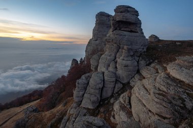Güney Demerdzhi dağındaki kayalar bulutların üstünde