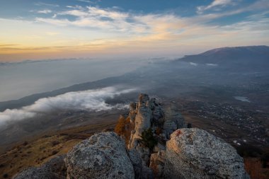 Güney Demerdzhi Dağı 'nın kıyısındaki Alenga kayasının görüntüsü