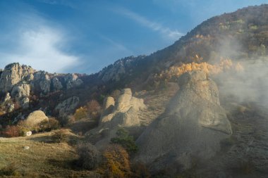 Kırım Hayaletler Vadisi 'ndeki taş sütunlar