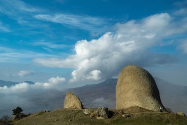 Demerdzhi dağının yamaçlarında güzel yuvarlak kayalar