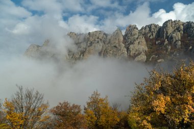 Demerdzhi Dağı 'nın yamaçlarında sonbahar sisi