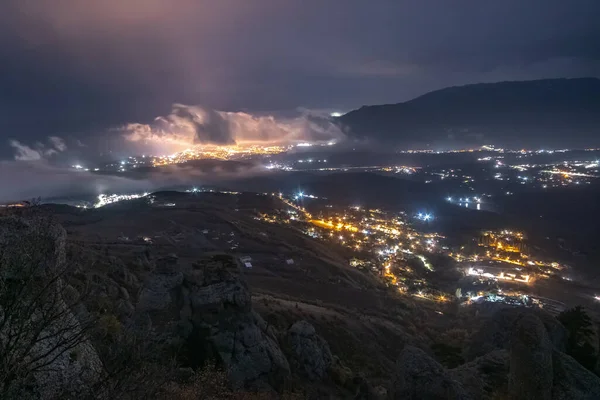 Νυχτερινή Θέα Της Πόλης Alushta Από Βουνά Demerdzhi Φωτογραφία Αρχείου