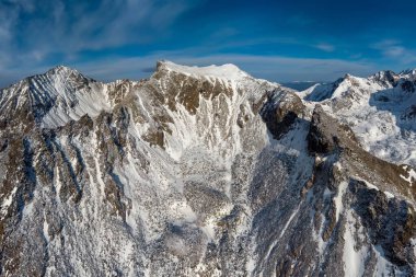 Bronenoset dağlarının Sayan Dağları 'ndaki dağ sirkinin hava manzarası.
