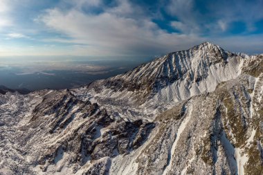 Sayan Dağları 'ndaki Arshan zirvesinin havadan görünüşü