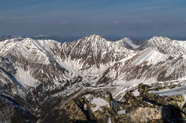 Doğu Sayan 'daki dağ tepesi piramidinin manzarası