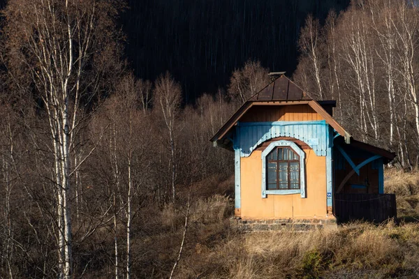 Starobylý Dům Podzimním Sibiřském Lese — Stock fotografie