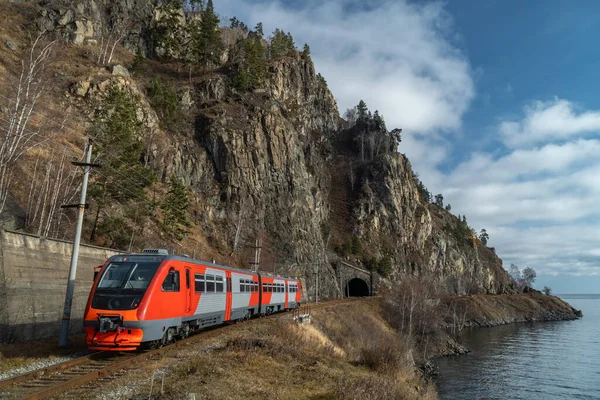 Kirkirey Burnu yakınlarındaki Circum-Baykal Demiryolu 'ndan bir turist treni geçiyor.