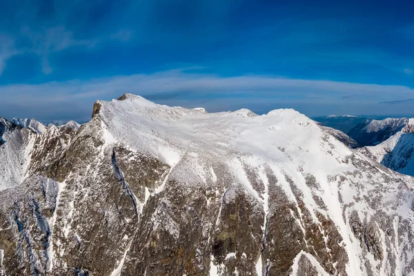 Bronenoset Dağı 'nın Sayan Dağları' ndaki tepesinin havadan görünüşü