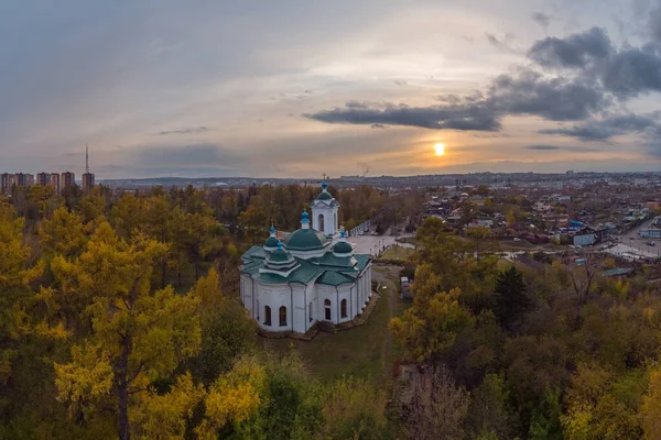Αεροφωτογραφία Της Ορθόδοξης Εκκλησίας Στο Πάρκο Φθινόπωρο — Φωτογραφία Αρχείου