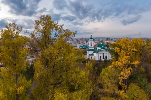 Vzdušný Pohled Pravoslavný Kostel Mezi Podzimními Stromy — Stock fotografie