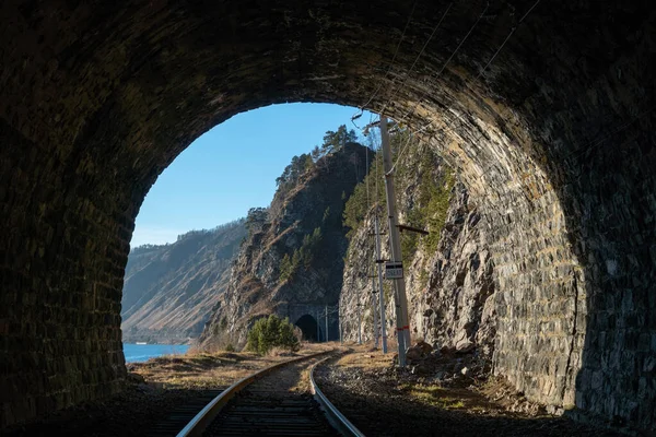 Vista Desde Túnel Hasta Ferrocarril Circum Baikal Imagen de archivo