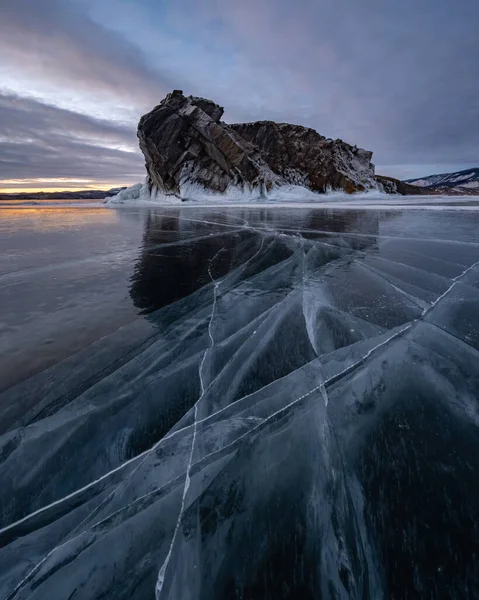 贝加尔湖上被冰捆住的Bolshoy Toynak岛 — 图库照片