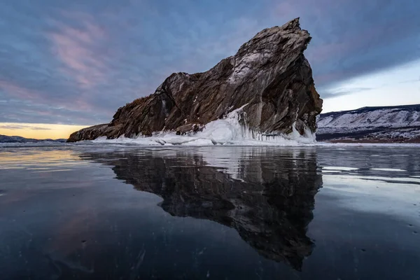 Reflectie Van Een Rotsachtig Eiland Het Oppervlak Van Het Baikal — Stockfoto