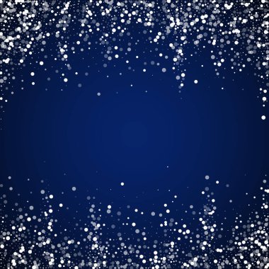 Yılbaşı arka planında rastgele beyaz noktalar. İnce uçan kar taneleri ve koyu mavi gece arka planındaki yıldızlar. Tatlı kış gümüşü kar tanesi şablonu örtüyor. Büyüleyici vektör illüstrasyonu.
