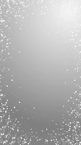 전통적 크리스마스 배경에는 날으는 눈송이와 별들이 겨울은 은으로 눈송이가 층층을 — 스톡 벡터