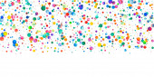 Akvarell konfetti fehér háttérrel. Vonzó szivárvány színű pontok. Boldog ünneplést széles színes fényes kártya. Puccos kézzel festett konfetti.