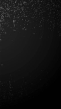 Sihirli yıldızlar Noel arka planı. İnce uçan kar taneleri ve siyah arka plandaki yıldızlar. Kış gümüşi kar taneleri şablonları örtüyor. Hatırlanabilir dikey illüstrasyon.