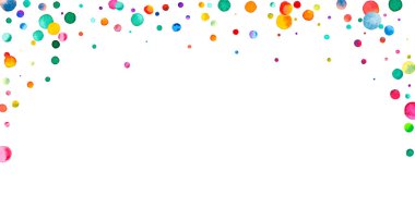 Beyaz arka planda suluboya konfeti. Sevimli gökkuşağı renkli noktalar. Rengarenk parlak kartın kutlu olsun. Akıllara durgunluk veren el boyaması konfeti..