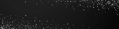 Muhteşem düşen yıldızlar Noel arkaplanı. İnce uçan kar taneleri ve siyah arka plandaki yıldızlar. Tuhaf kış gümüşü kar taneleri şablonu örtüyor. Şık panoramik çizim.