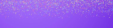 Büyüleyici bir konfeti. Kutlama yıldızları. Mor arka planda küçük renkli yıldızlar. Şablon şablonu cezbediliyor. Panoramik vektör arkaplanı.