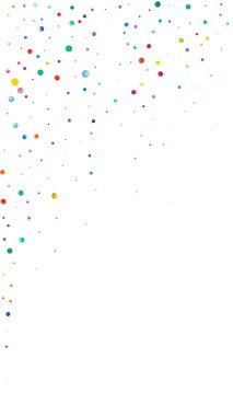 Beyaz arka planda suluboya konfeti. Canlı gökkuşağı renkli noktalar. Mutlu kutlamalar yüksek renkli parlak kart. Çarpıcı bir el boyaması konfeti..