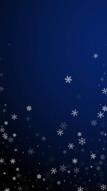 Az kar yağan Noel arkaplanı. İnce uçan kar taneleri ve koyu mavi arka plandaki yıldızlar. Kış gümüşi kar taneleri şablonları örtüyor. İnanılmaz dikey çizim.