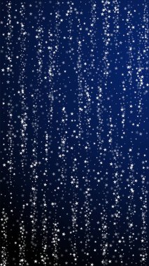 Muhteşem düşen yıldızlar Noel arkaplanı. İnce uçan kar taneleri ve koyu mavi arka plandaki yıldızlar. Canlı canlı gümüş kar tanesi şablonu. Sanatsal dikey illüstrasyon.