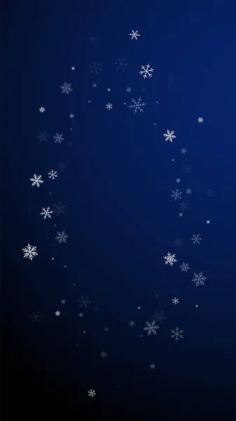 雪のクリスマスの背景を麻痺させます 濃い青の背景に小さな空飛ぶ雪のフレークと星 立派な冬の銀の雪の結晶オーバーレイテンプレート 劇的縦図 — ストックベクタ