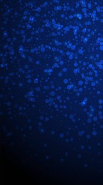 Sihirli yıldızlar seyrek Noel arkaplanı. İnce uçan kar taneleri ve koyu mavi arka plandaki yıldızlar. Temyize giden Gümüş Kar Tanesi şablonu. Görkemli dikey illüstrasyon.