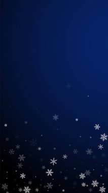 Az kar yağan Noel arkaplanı. İnce uçan kar taneleri ve koyu mavi arka plandaki yıldızlar. Temyize giden Gümüş Kar Tanesi şablonu. Dikey illüstrasyon memnun ediliyor.