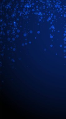 Sihirli yıldızlar seyrek Noel arkaplanı. İnce uçan kar taneleri ve koyu mavi arka plandaki yıldızlar. Kış gümüşi kar taneleri şablonları örtüyor. Canlı dikey illüstrasyon.