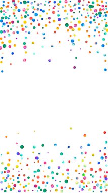 Beyaz arka planda suluboya konfeti. Canlı gökkuşağı renkli noktalar. Mutlu kutlamalar yüksek renkli parlak kart. El boyaması konfeti..