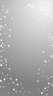 Sihirli yıldızlar rastgele Noel arkaplanı. İnce uçan kar taneleri ve gri arkaplanda yıldızlar. Takdire şayan kış gümüşü kar tanesi şablonu örtüyor. Dikey muhteşem illüstrasyon.